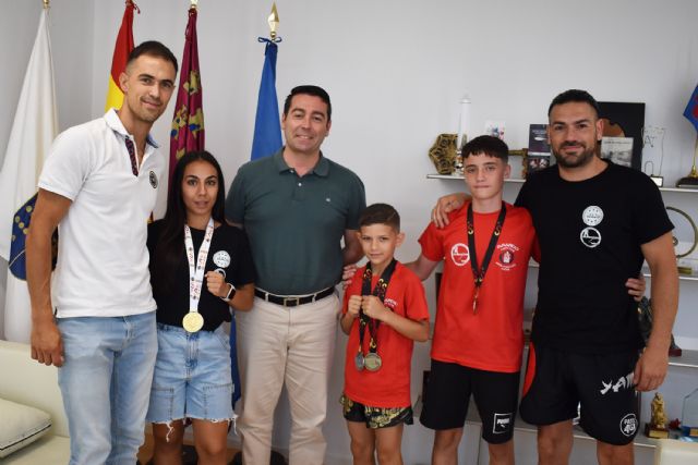 El Yamaneko torreño presenta al alcalde Noguera sus 11 medallas nacionales de kickboxing - 1, Foto 1