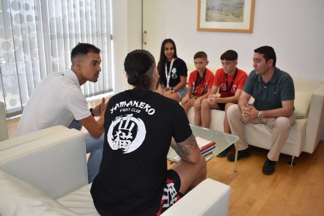 El Yamaneko torreño presenta al alcalde Noguera sus 11 medallas nacionales de kickboxing - 3, Foto 3