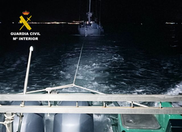 La patrullera de la Guardia Civil auxilia a un velero a la deriva en el Mar Menor - 2, Foto 2