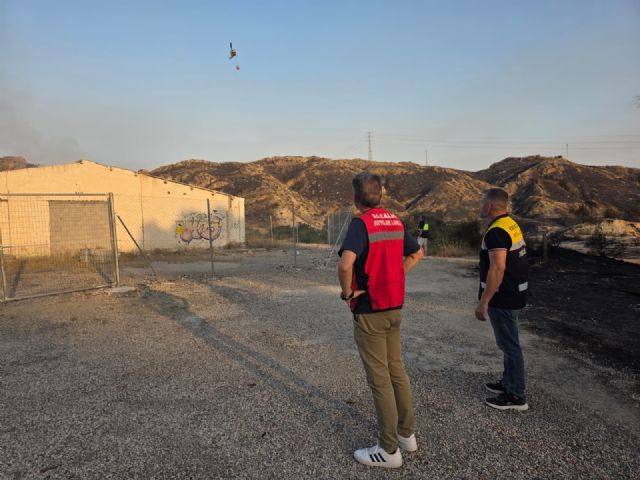 El incendio declarado esta tarde en Lorca queda estabilizado tras afectar a trece hect�reas de terreno