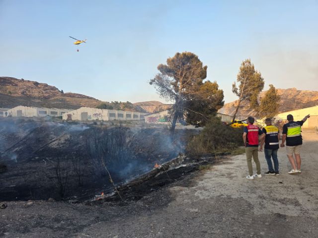 El incendio declarado esta tarde en Lorca queda estabilizado tras afectar a trece hectáreas de terreno - 2, Foto 2