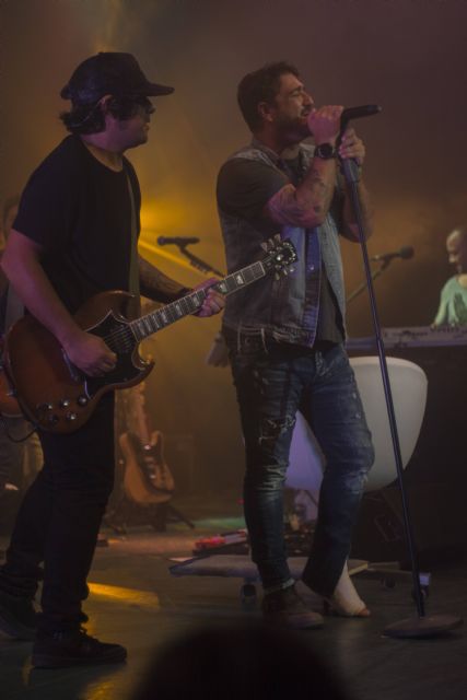Antonio Orozco actúo ayer en el Auditorio de Cartagena agotando las entradas y con la pierna escayolada - 1, Foto 1