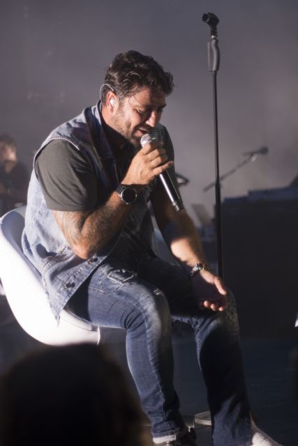 Antonio Orozco actúo ayer en el Auditorio de Cartagena agotando las entradas y con la pierna escayolada - 2, Foto 2