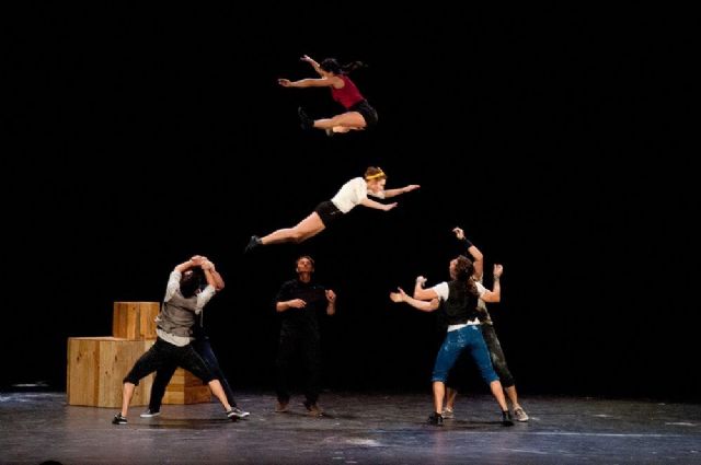 El espectáculo “Todo encaja” lleva la acrobacia circense a la plaza de España de San Javier - 1, Foto 1