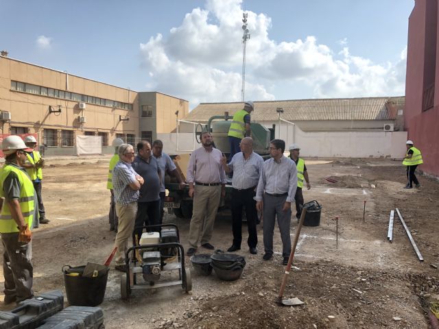 14 desempleados renuevan de forma integral el jardín de la plaza del Centro Municipal de Llano de Brujas - 1, Foto 1