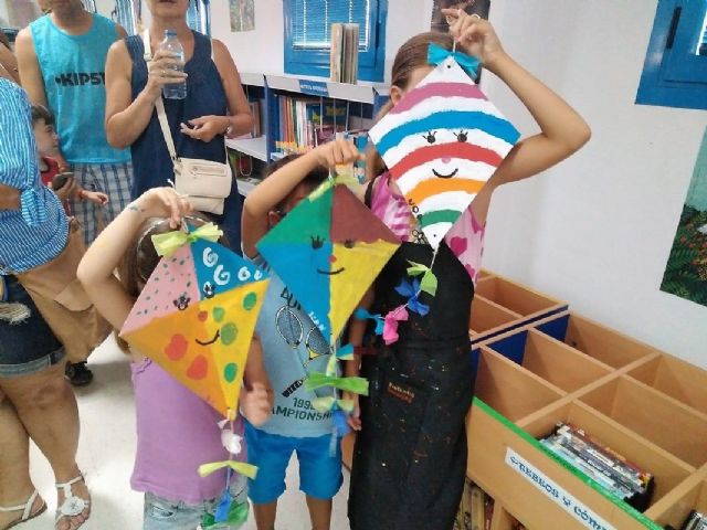 Los más pequeños disfrutan en verano de talleres y cuentacuentos en la biblioteca de La Manga - 1, Foto 1