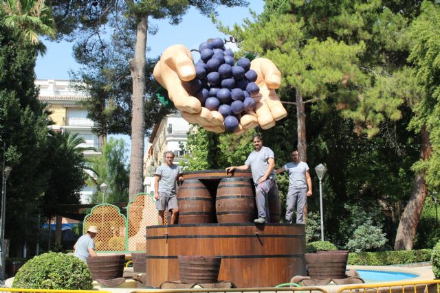 La Fuente del Vino 2018 representa unas manos sacando el grado de la uva por sistema tradicional - 1, Foto 1