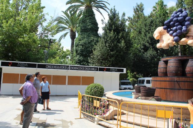 La Fuente del Vino 2018 representa unas manos sacando el grado de la uva por sistema tradicional - 2, Foto 2