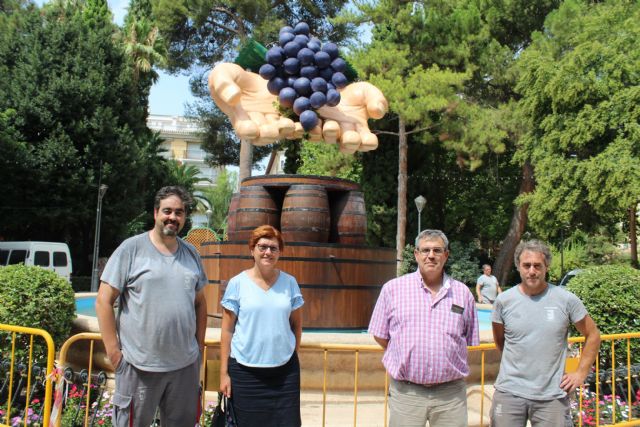 La Fuente del Vino 2018 representa unas manos sacando el grado de la uva por sistema tradicional - 3, Foto 3