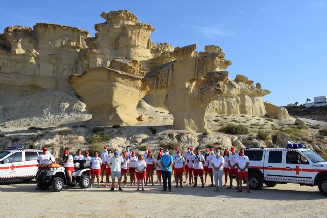Los informadores-sensibilizadores de Cruz Roja en playas mantienen un encuentro con el alcalde de Mazarrón, Foto 1