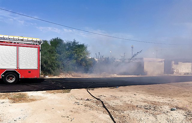 Incendio de matorral con afectación a viviendas en Alcantarilla - 2, Foto 2