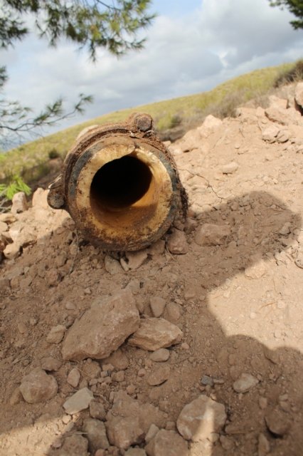    [El Servicio Municipal de Aguas elimina la importante obstrucción en la tubería de distribución de agua potable de La Ñorica, Foto 3