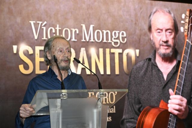 'Serranito' recibe emocionado la 'Placa de Oro' en homenaje a toda una vida dedicada a la guitarra flamenca - 3, Foto 3