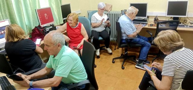 La Comunidad acerca la inteligencia artificial, las redes sociales o la banca electrónica a más de 450 personas mayores - 1, Foto 1
