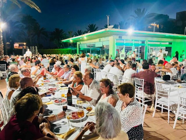 Cerca de 300 blancos se unen en la Cena de Verano para contribuir al nuevo manto de la Virgen de la Amargura - 3, Foto 3