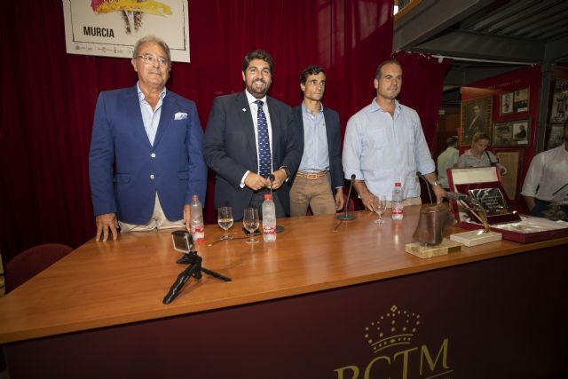 López Miras participa en los Aperitivos Taurinos organizados por el Real Club Taurino de Murcia - 1, Foto 1