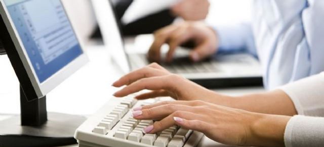 El Ayuntamiento desarrolla dos proyectos que permiten la contratación de tres peones de limpieza y dos auxiliares administrativos - 1, Foto 1