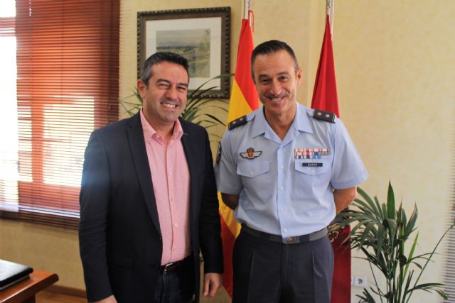 El teniente coronel Casas, jefe del EZAPAC, se despide del alcalde de Alcantarilla, Joaquín Buendía, tras su ascenso y nuevo destino en el Cuartel General del Ejército del Aire - 2, Foto 2
