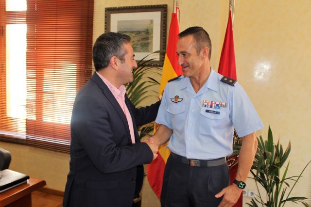 El teniente coronel Casas, jefe del EZAPAC, se despide del alcalde de Alcantarilla, Joaquín Buendía, tras su ascenso y nuevo destino en el Cuartel General del Ejército del Aire - 3, Foto 3