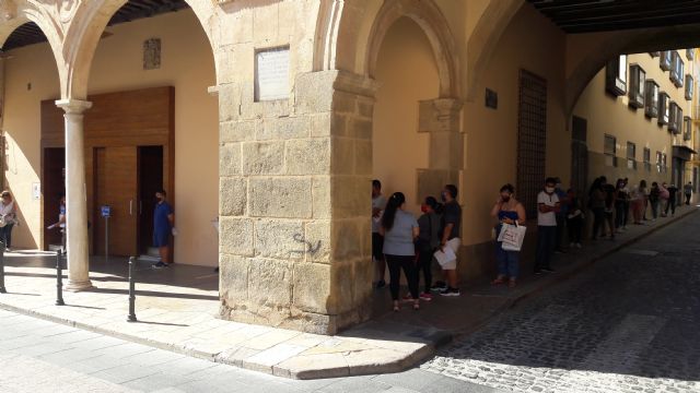 Los lorquinos sufren retrasos superiores a las dos horas para acceder al Registro Municipal tras los nefastos cambios internos decretados por el actual alcalde - 2, Foto 2