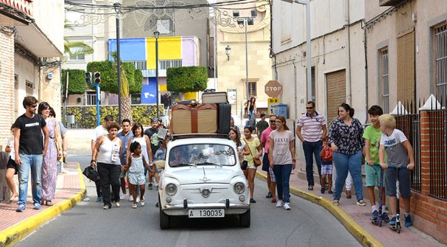 Una obra de teatro sobre las vacaciones de las familias en los a&ntilde;os 60 y 70 recorre las calles de Lorquí - 3, Foto 3