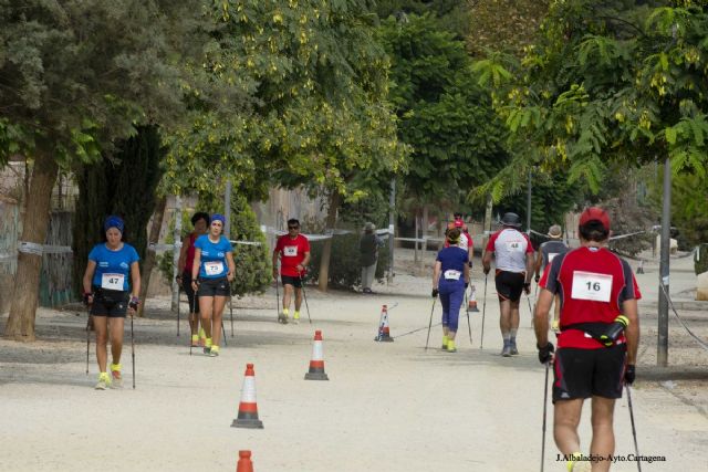 La I Marcha Nórdica de Cartagena convirtió la Milla Verde en escaparate de la novedosa modalidad deportiva - 5, Foto 5