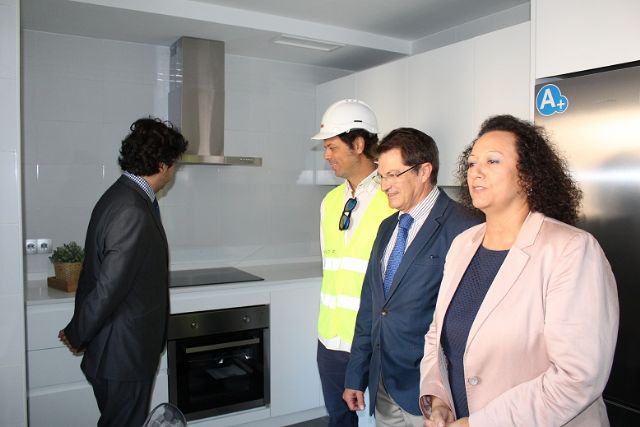 El Alcalde de Lorca y el Subsecretario de Fomento visitan las obras de reconstrucción del residencial Barrio de San Fernando - 1, Foto 1