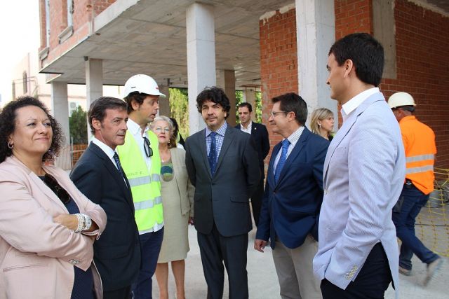 El Alcalde de Lorca y el Subsecretario de Fomento visitan las obras de reconstrucción del residencial Barrio de San Fernando - 2, Foto 2