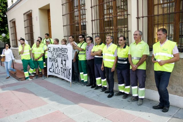 Los trabajadores de ARIMESA se han concentrado hoy en el Ayuntamiento de Santomera - 1, Foto 1