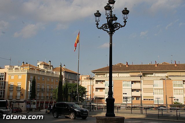 La bandera de España luce en la plaza de la Constitución durante estos días, Foto 2