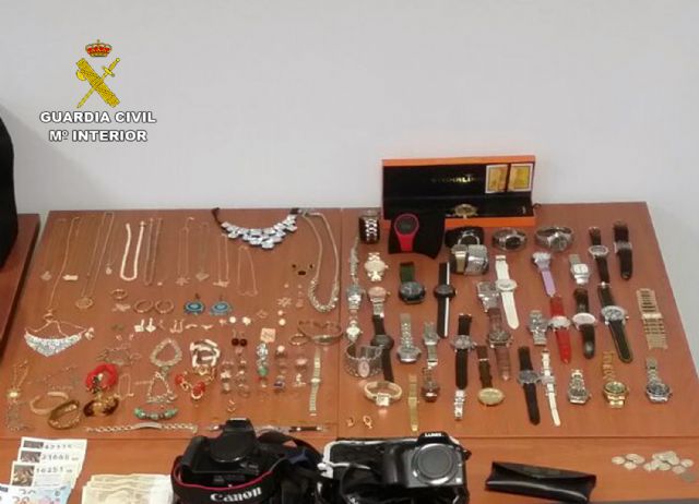 La Guardia Civil detiene en Lorca a dos personas dedicadas a la comisión de robos en viviendas - 1, Foto 1