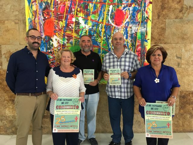 La Coral Santiago Apóstol ofrece un concierto conmemorativo junto a la Banda Sinfónica de San Javier para celebrar su 25 aniversario - 1, Foto 1