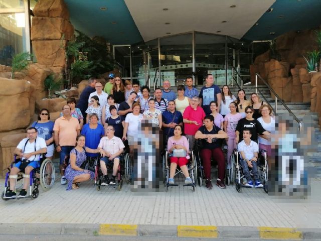Los usuarios del centro de da de personas con discapacidad intelectual se divierten en La Manga, Foto 2