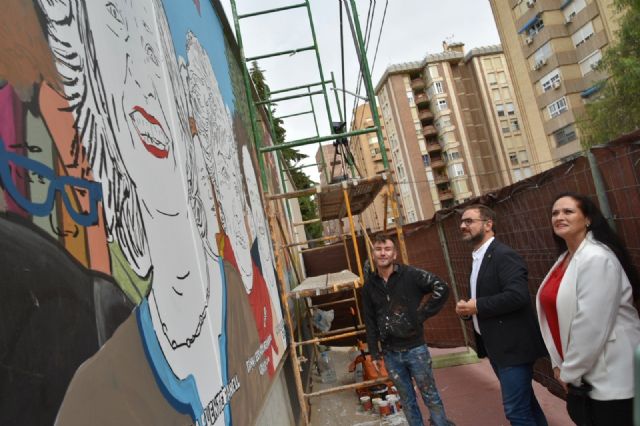 El alcalde de Lorca visita el inicio de la segunda fase del mural pictórico 'Mujeres Esenciales: impulsoras de la Igualdad' al que se incorporan 10 nuevos rostros - 1, Foto 1