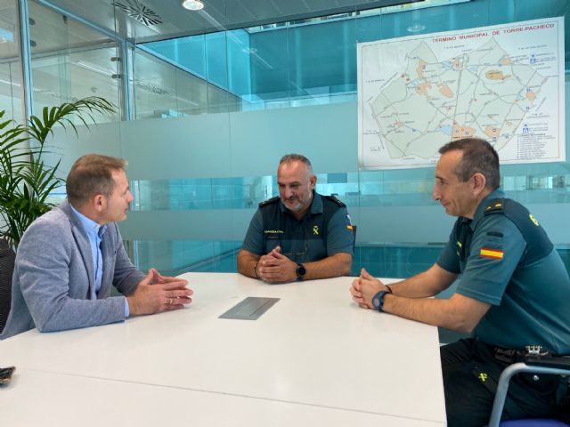 Relevo en el Cuartel de la Guardia Civil de Torre Pacheco - 1, Foto 1