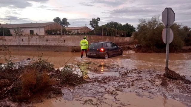 Las lluvias en el municipio de Lorca obligan al rescate de cuatro vehículos que habían quedado atrapados en diversas carreteras debido a la salida de ramblas - 1, Foto 1