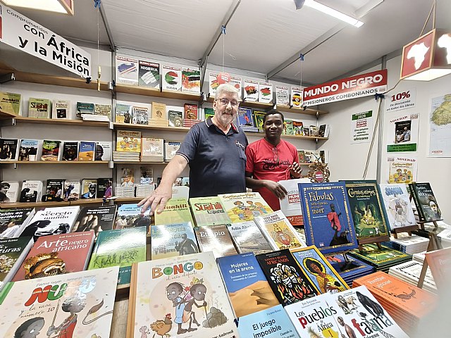 África en el corazón del Paseo Alfonso X: Mundo Negro vuelve a la Feria del Libro de Murcia - 3, Foto 3
