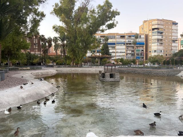 Finalizan las labores de limpieza y mantenimiento del lago del Jard�n del Salitre