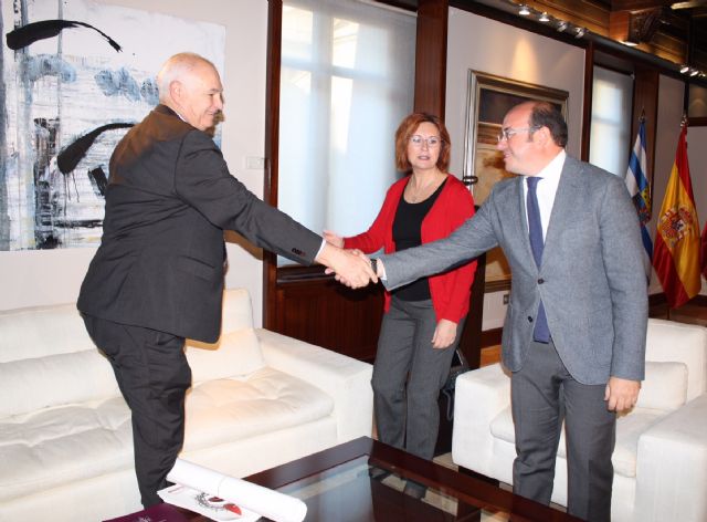 El jefe del Ejecutivo regional se reúne con la alcaldesa de Jumilla y el presidente de la Junta Central de Hermandades de Semana Santa de este municipio - 2, Foto 2