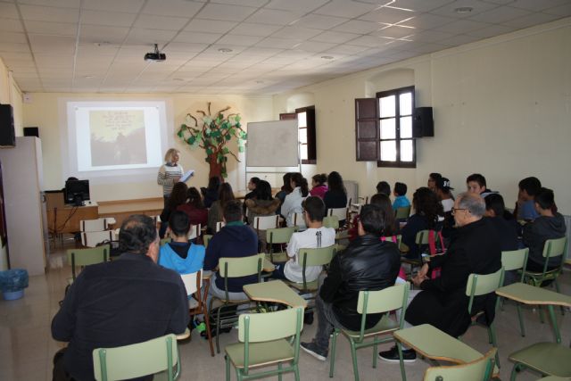 El CAVI realiza charlas en los Centros Educativos de Cehegín para sensibilizar y concienciar ante este problema - 2, Foto 2