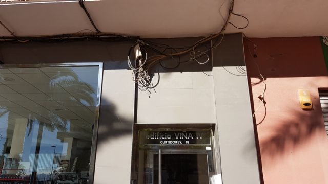 El PSOE exige soluciones inmediatas para retirar la maraña kilométrica de cableado que afea las nuevas calles del barrio de La Viña - 1, Foto 1