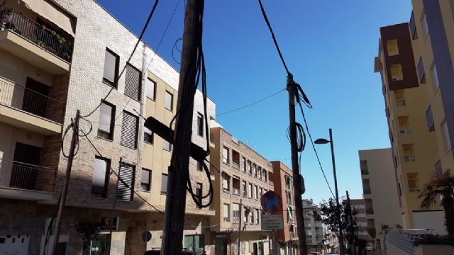 El PSOE exige soluciones inmediatas para retirar la maraña kilométrica de cableado que afea las nuevas calles del barrio de La Viña - 2, Foto 2