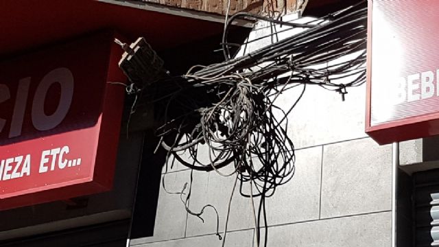 El PSOE exige soluciones inmediatas para retirar la maraña kilométrica de cableado que afea las nuevas calles del barrio de La Viña - 4, Foto 4