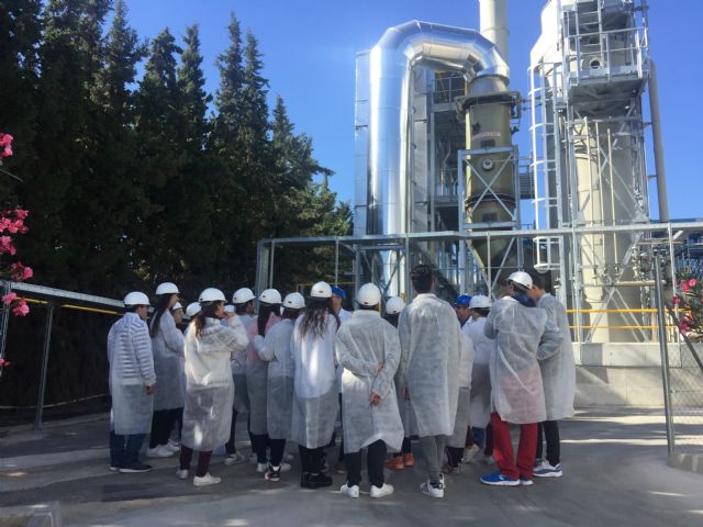 Escolares de Alcantarilla conocen sobre el terreno cómo trabaja Derivados Químicos - 2, Foto 2