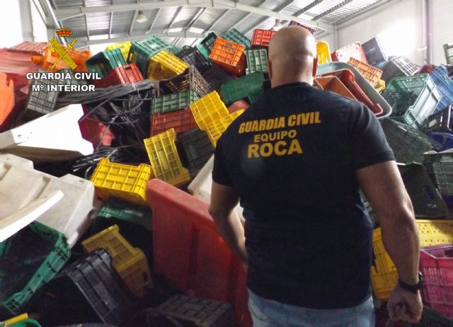 La Guardia Civil recupera en una nave industrial 11.000 metros de manguera, medio millar de cajas de plástico y ocho contenedores de basura - 1, Foto 1
