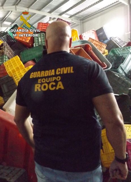 La Guardia Civil recupera en una nave industrial 11.000 metros de manguera, medio millar de cajas de plástico y ocho contenedores de basura - 2, Foto 2