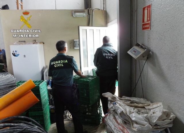 La Guardia Civil recupera en una nave industrial 11.000 metros de manguera, medio millar de cajas de plástico y ocho contenedores de basura - 4, Foto 4