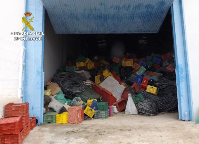 La Guardia Civil recupera en una nave industrial 11.000 metros de manguera, medio millar de cajas de plástico y ocho contenedores de basura - 5, Foto 5