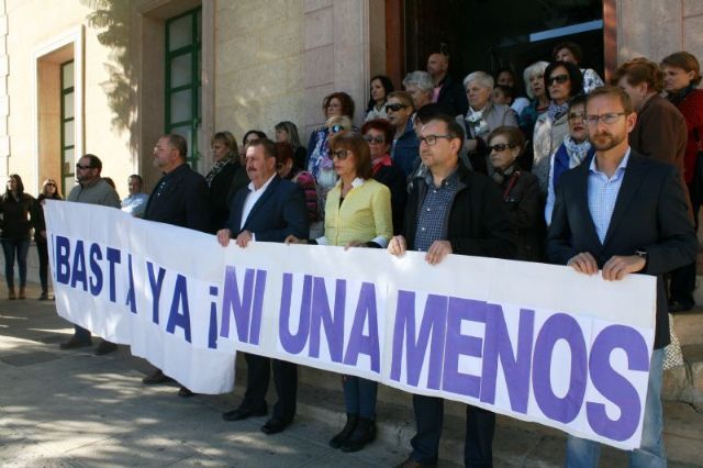 Se guarda un minuto de silencio a las puertas del Ayuntamiento como señal de condena por el último caso de violencia machista en Elda (Alicante), el cuadragésimo cuarto en lo que va de año en la España