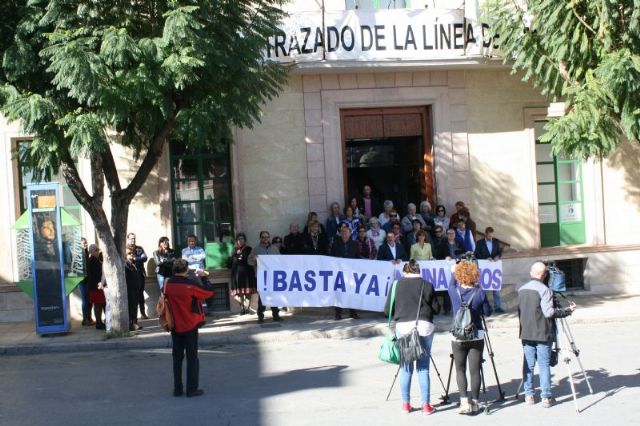 Se guarda un minuto de silencio a las puertas del Ayuntamiento como señal de condena por el último caso de violencia machista en Elda (Alicante), Foto 2